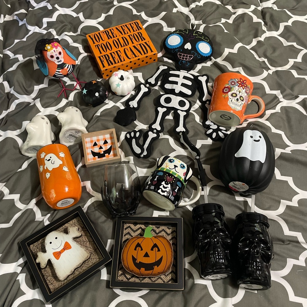 Halloween Decor Bundle with Skeleton and Ghosts